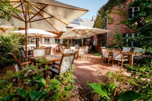 伊森比特尔迈尔斯霍夫咖啡酒店的一个带桌椅和遮阳伞的庭院