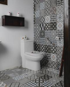 圣赫拉多德多塔Lauraceas Lodge的一间带卫生间和瓷砖墙的浴室