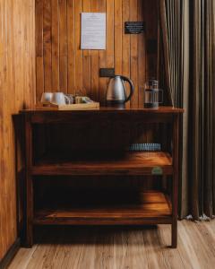 圣赫拉多德多塔Lauraceas Lodge的木架上放着茶壶