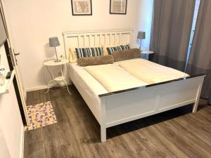 慕尼黑慕尼黑公寓式酒店的卧室配有一张白色大床