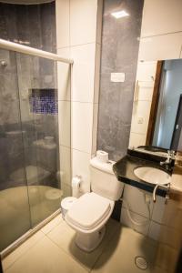 马拉戈日珊瑚之岸旅馆的浴室配有卫生间、淋浴和盥洗盆。