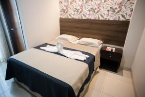 马拉戈日珊瑚之岸旅馆的酒店客房,配有两张带毛巾的床