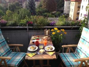 爱尔福特Stadtpark-Oase的阳台上的桌子上摆放着食物和饮料