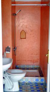 丹吉尔达而奥玛卡延旅馆的带淋浴、卫生间和盥洗盆的浴室