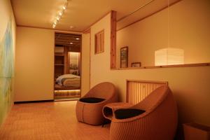 大阪巡的一间带两把椅子的客厅和一间卧室