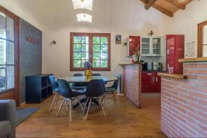 Le balcon du Cagire的厨房以及带桌椅的用餐室。