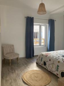巴斯洛内特Le Gaudissart 1的卧室配有床、椅子和窗户。