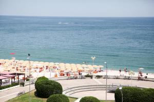 法诺克丽丝塔罗酒店的享有海滩美景,配有遮阳伞和海洋美景。