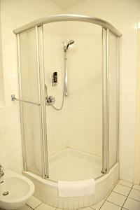 汉堡汉堡-中区ITM21号汽车旅馆的带淋浴和卫生间的浴室