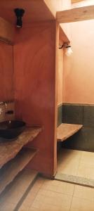 蒂尔卡拉La Elegida的一间带水槽和木架的浴室