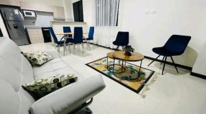 科恰班巴Acogedor departamento con 2 dormitorios的客厅配有沙发和桌椅