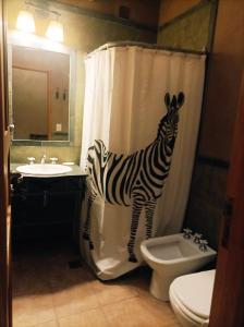 蒂尔卡拉La Elegida的浴室设有斑马淋浴帘和卫生间