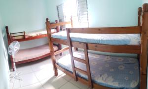 伊利亚孔普里达Casa Pestana - Ilha Comprida的带风扇的客房内的两张双层床