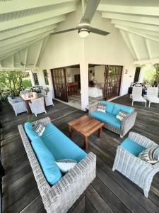 Blue BayVrijstaande BB BEACH Villa Azure的庭院设有蓝色的沙发和桌椅