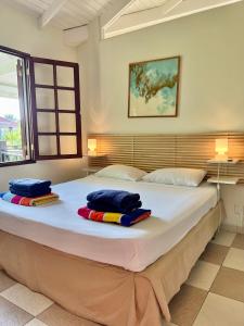 Blue BayVrijstaande BB BEACH Villa Azure的一间卧室配有一张大床和毛巾