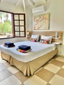 Blue BayVrijstaande BB BEACH Villa Azure的一间卧室配有一张大床和毛巾