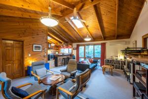 温特沃斯瀑布Falls Lodge - a Blue Mountains experience的客厅配有沙发、椅子和桌子