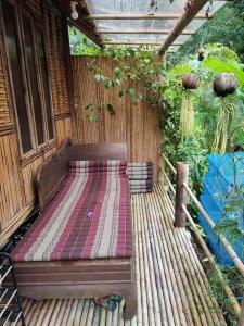 库德岛Kuba Bungalows的木板凳,坐在木甲板上