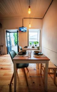 布拉干萨Inn Door 21 - Hostel & Suite的一间带木桌和椅子的用餐室