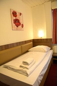 汉堡汉堡-中区ITM21号汽车旅馆的一间卧室配有带毛巾的床