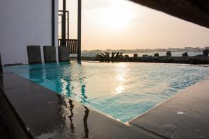 济州市Aqua Beautique Poolvilla的一座享有日落美景的游泳池