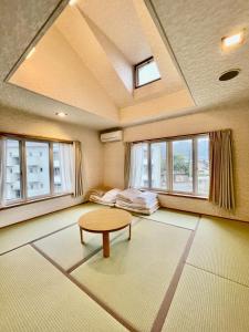 由布市湯布院 ソナタ Yufuin Sonata的客厅设有桌子和窗户。