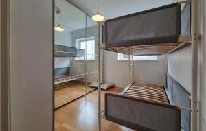 乌德瓦拉3 Bedroom Lovely Home In Uddevalla的客房设有两张双层床和镜子