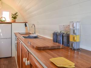 WestheadPrivet Pod - Uk41394的厨房配有木制台面和冰箱