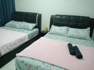 马六甲Ana Homestay D'Airport的卧室内两张并排的床