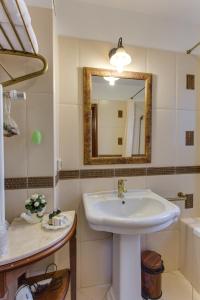 布加勒斯特维拉巴黎精品酒店的一间带水槽和镜子的浴室
