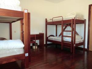 福什科阿新镇HI Foz Coa - Pousada de Juventude的一间房间,设有三张双层床