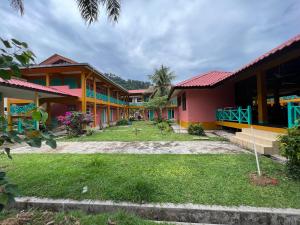 Kampung Tekekpapaya resort的享有度假村庭院的景致。