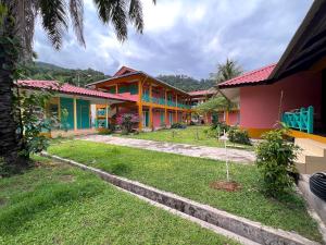Kampung Tekekpapaya resort的院子里的一排五颜六色的房子