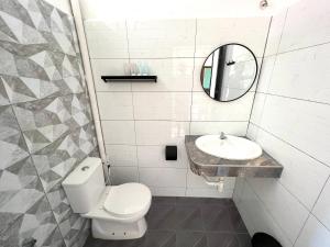 Kampung Tekekpapaya resort的白色的浴室设有卫生间和水槽。