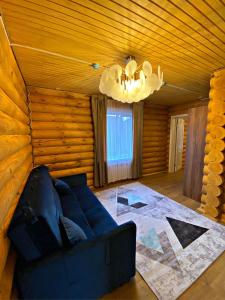 博罗沃耶Eco hotel & restaurant "SKALA"的客厅配有蓝色的沙发和吊灯。