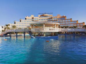 阿尔布亚米Al Salam Grand Hotel的水面上滑梯的酒店