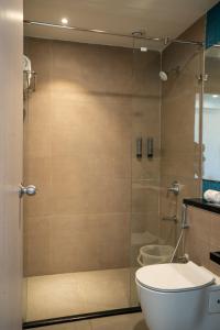 蒂鲁帕蒂REPUBLIC INN的浴室设有玻璃淋浴间和卫生间