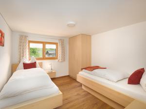 施科佩尔瑙Felder Apartments的一间卧室设有两张床和窗户。