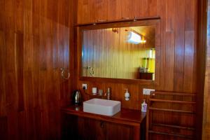 锡吉里亚锡吉里亚水屋旅馆的一间带水槽和镜子的浴室
