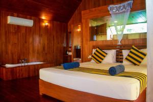 锡吉里亚锡吉里亚水屋旅馆的一间卧室设有一张大床和窗户