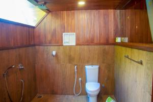 锡吉里亚锡吉里亚水屋旅馆的木制浴室设有卫生间和淋浴。