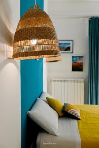 马鲁焦Casa Vacanza Le Dune - Mare的一间卧室配有一张带黄色枕头和灯的床