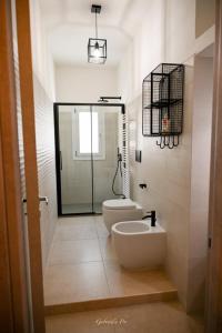 马鲁焦Casa Vacanza Le Dune - Mare的浴室配有卫生间和水槽。