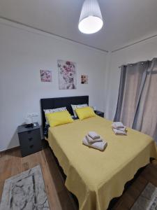 雅典Luxury apartment in Sepolia的一间卧室配有一张床,上面有两条毛巾