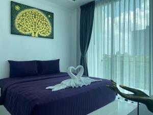 南芭堤雅PATTAYA POOL VILLA 179 nearby WALKING STREET的一间卧室,配有一张心形标志的床