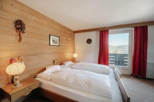 奥蒂塞伊普雷达尔酒店的一间卧室设有一张床和一个窗口