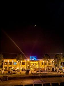 伊斯兰堡IFQ Hotel & Resort的停车场有灯光标志的酒店