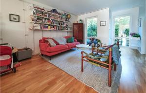 马尔默4 Bedroom Nice Home In Limhamn的客厅配有红色的沙发和椅子