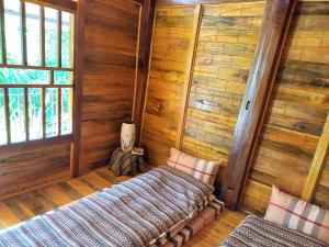 木州县Retreat Home Bản Dọi Mộc Châu的木墙客房 - 带两张床