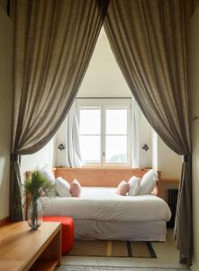 肖蒙索卢尔Le Bois des Chambres的卧室在窗户前配有两张床